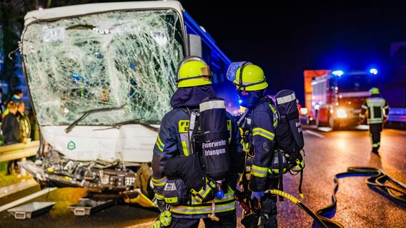 Linienbus kracht auf der A73 in Pannen-Wohnmobil - 14 Verletzte, zwei Hunde gerettet