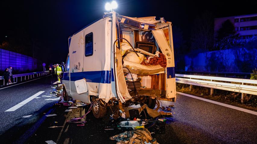 Trümmerfeld auf A73 bei Erlangen: Bus prallt gegen Wohnmobil - 14 Verletzte
