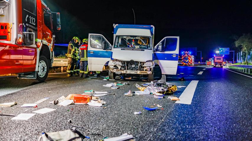 Trümmerfeld auf A73 bei Erlangen: Bus prallt gegen Wohnmobil - 14 Verletzte