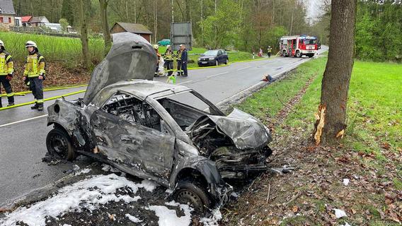 Pkw in Franken in Vollbrand: Fahrzeug kollidiert mit Baum – Fahrerin offenbar betrunken