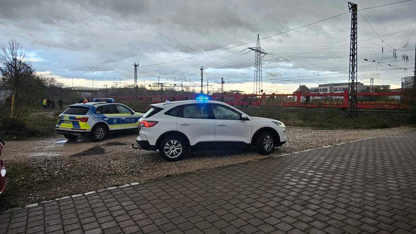 Die Einsatzwagen der Polizei stehen in der Ingolstädter Straßen an der Unglücksstelle. 