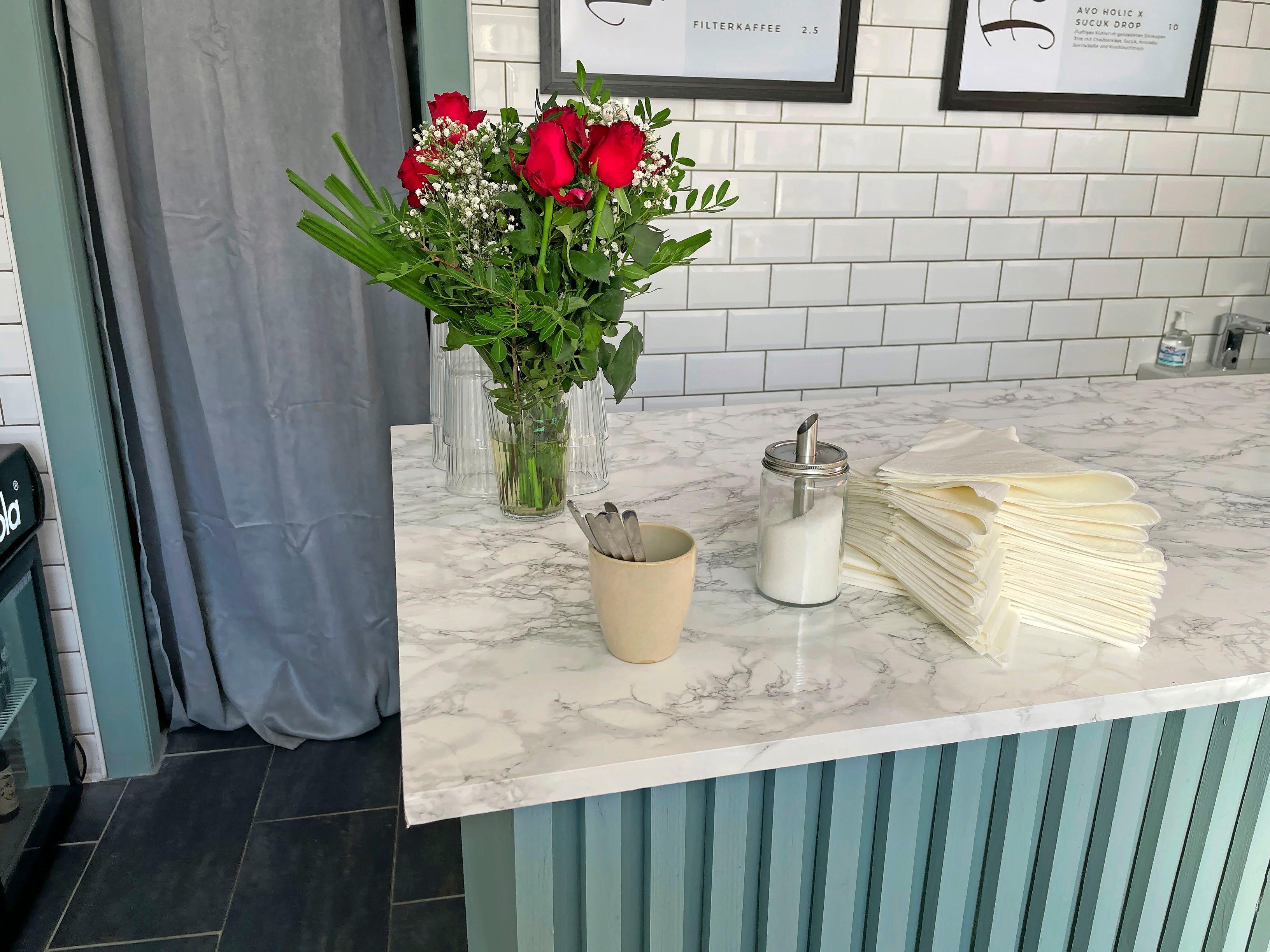 Neben den Sandwiches stehen auch frisch gepresster Orangensaft und Filterkaffee mit auf der Karte.