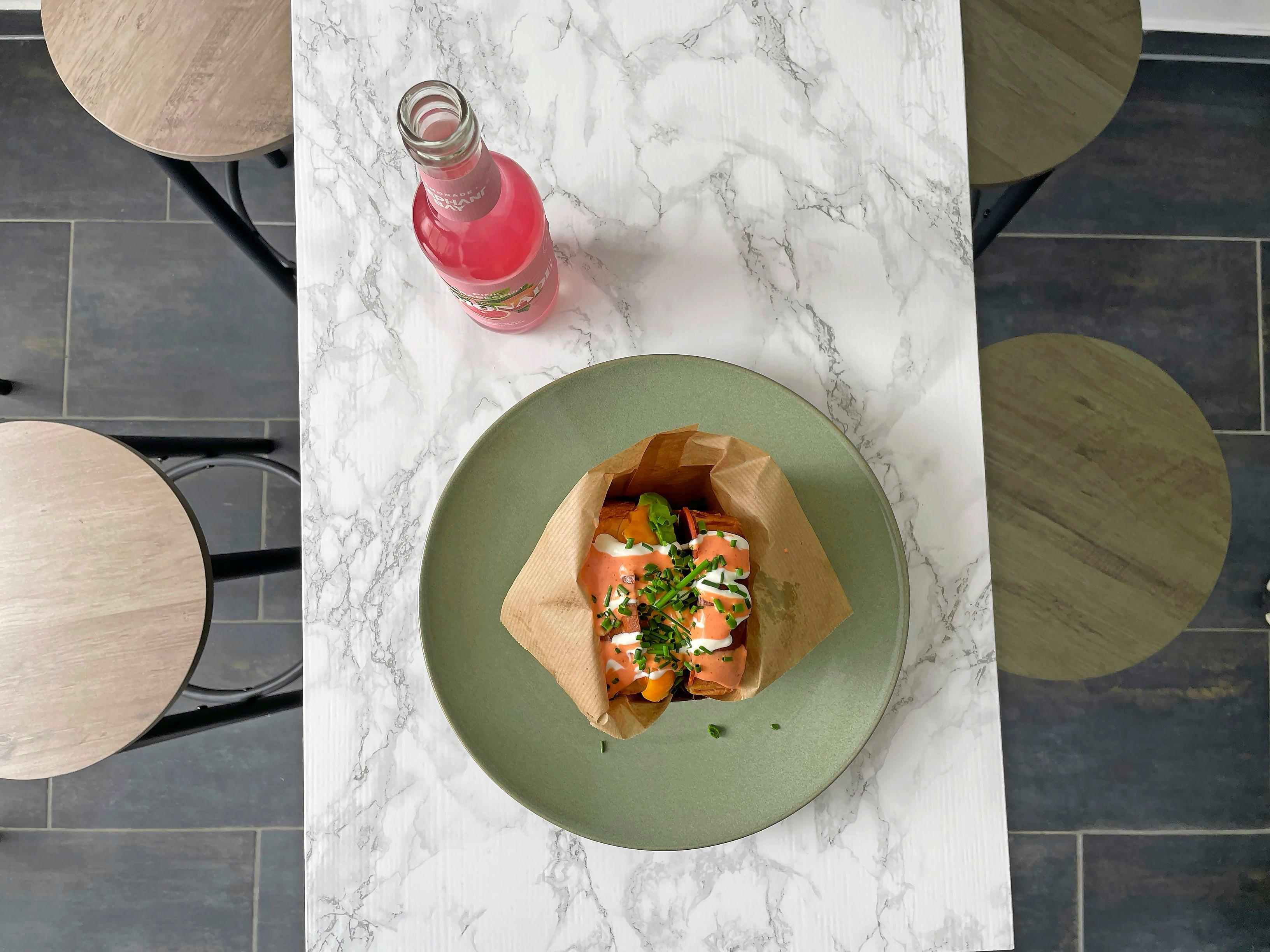 Sitzmöglichkeiten in und vor dem kleinen Laden sind begrenzt – beim Egg Drop-Sandwich handelt es sich aber sowieso um klassisches Essen "to go".