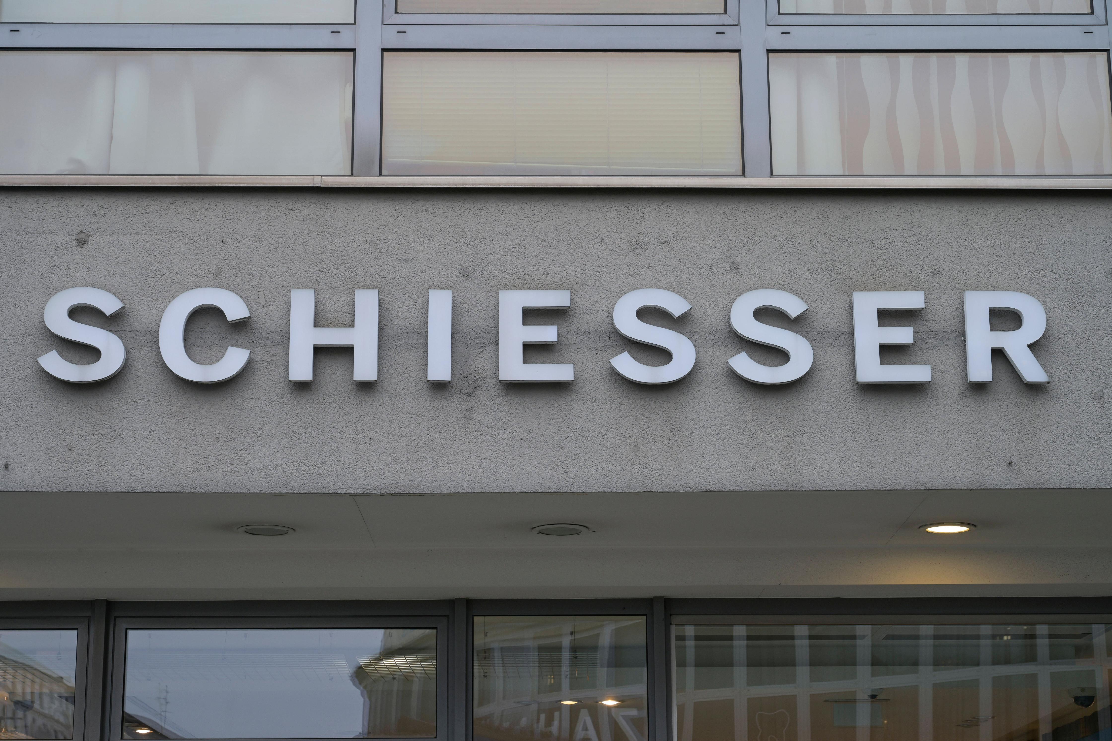 Was gibt es zu kaufen? Kundinnen und Kunden finden im Schiesser Outlet Nürnberg eine Auswahl an Damen- und Herren-Artikeln. Neben Schlafanzügen und Unterwäsche gibt es hier auch BHs, Shirts, Hosen, Bademäntel und mehr zu erwerben. Was kann ich sparen? Es werden Tag- und Nachtwäschekollektionen für Damen, Herren, Kinder und Babys zu stark reduzierten Preisen angeboten. Adresse: Kölner Straße 21, 90425 Nürnberg Öffnungszeiten: Mo-Fr: 9.30-19.00 Uhr