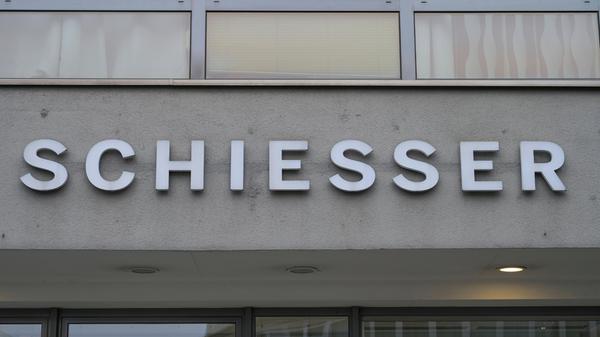 Was gibt es zu kaufen? Kundinnen und Kunden finden im Schiesser Outlet Nürnberg eine Auswahl an Damen- und Herren-Artikeln. Neben Schlafanzügen und Unterwäsche gibt es hier auch BHs, Shirts, Hosen, Bademäntel und mehr zu erwerben. Was kann ich sparen? Es werden Tag- und Nachtwäschekollektionen für Damen, Herren, Kinder und Babys zu stark reduzierten Preisen angeboten. Adresse: Kölner Straße 21, 90425 Nürnberg Öffnungszeiten: Mo-Fr: 9.30-19.00 Uhr