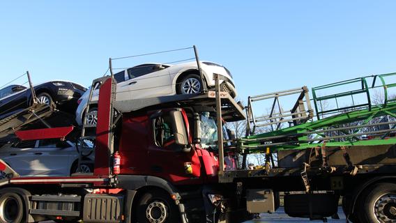 Doppel-Unfall bei Rasthof in Mittelfranken - Fünf Fahrzeuge involviert