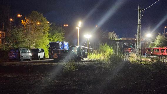 Güterzug überrollt auf Schienen liegenden Mann in Neumarkt: Polizei fahndet nach einem Trio
