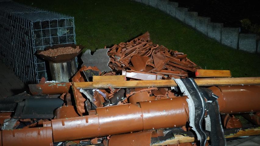 Eine Windhose zog über Berching, insbesondere im Gemeindeteil Wackersberg, und beschädigte Dächer und eine Scheune. 