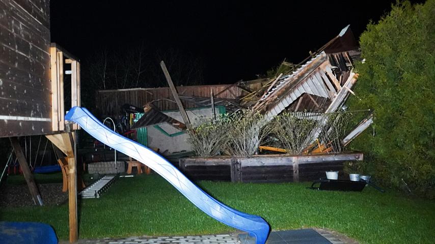 Mehrere Hausdächer sind im Landkreis Neumarkt in der Oberpfalz durch Wetterauswirkungen beschädigt worden. Das Polizeipräsidium Oberpfalz sprach am Freitagmorgen von einer "Windhose" in Berching. 
