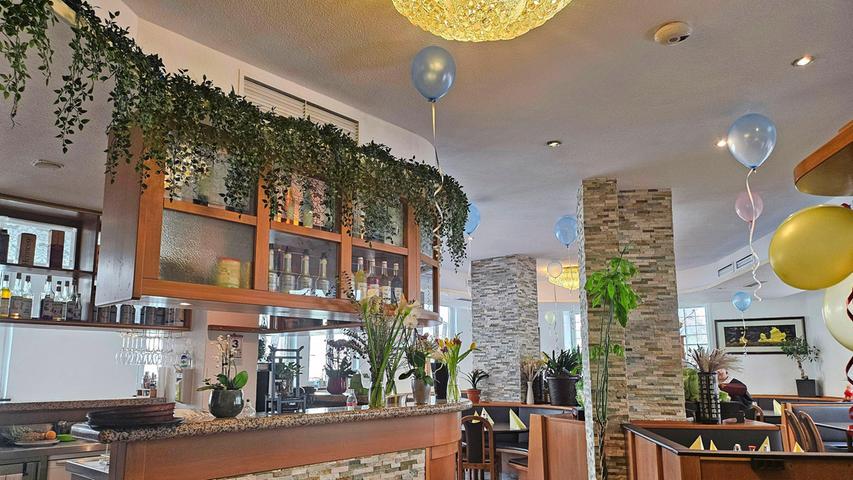 Die Bar und Säulen sind im Mauer-Look gehalten, die Pflanzen im Gastraum geben den Sitzecken mit schwarzem Lederbezug einen modernen, gemütlichen Touch.