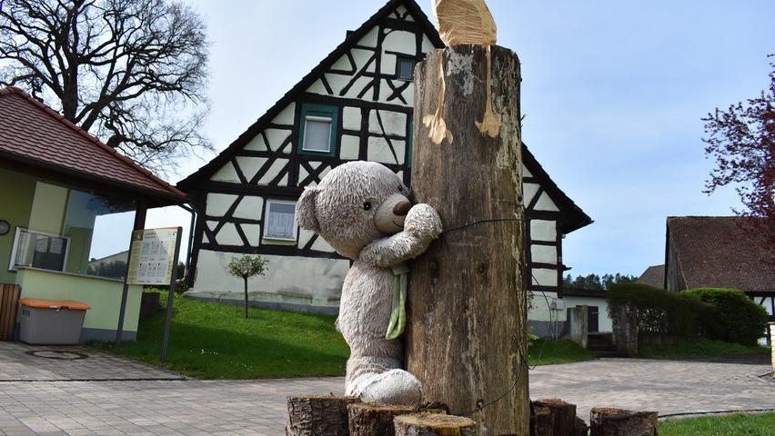 Fränkische Schweiz: Ein Teddy sorgt mitten in Honings für Freude - welche Geschichte dahinter steckt