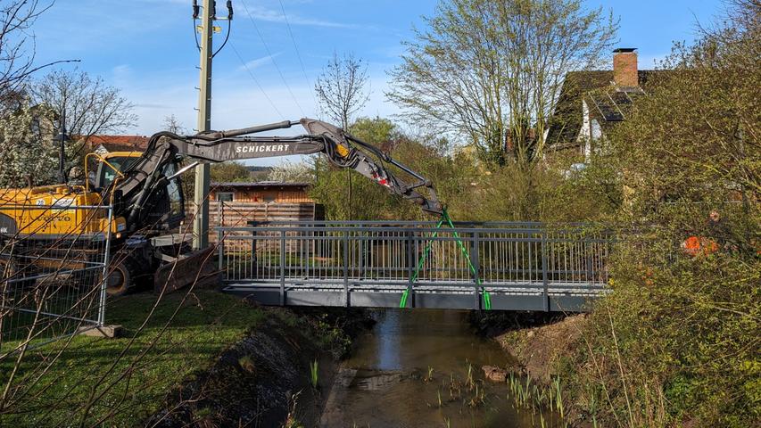 Die neue Brücke über die Seebach ist knapp zehn Meter lang und wiegt 1,8 Tonnen. Am Freitag wurde sie eingehoben und soll in der kommenden Woche freigegeben werden.