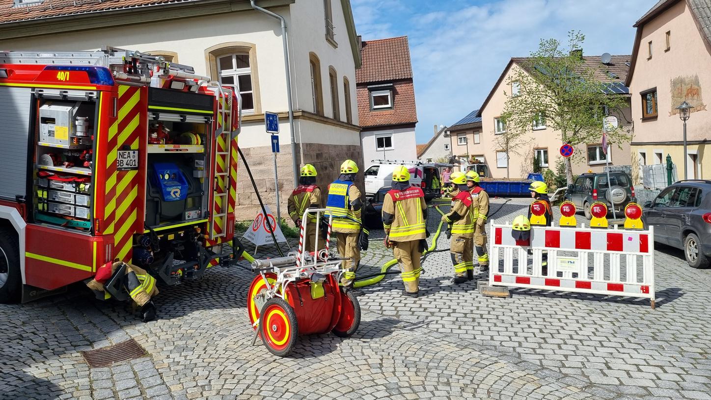 Gas trat aus einer Leitung in Burgbernheim aus, Feuerwehren kümmerten sich um die Gefahrenlage.