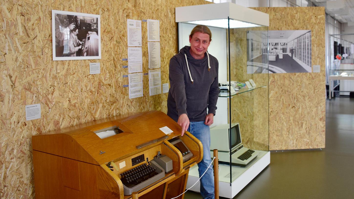 Peter Kraus vom Industriemuseum zeigt den Vorläufer heutiger KI-Modelle: Eliza, 1966 von Joseph Weizenbaum entwickelt, war das erste Programm, mit dem Menschen über natürliche Sprache kommunizieren konnten. Geführt wurden diese „Gespräche“ über einen Fernschreiber – und ein solcher ist auch in der Laufer Ausstellung zu sehen.