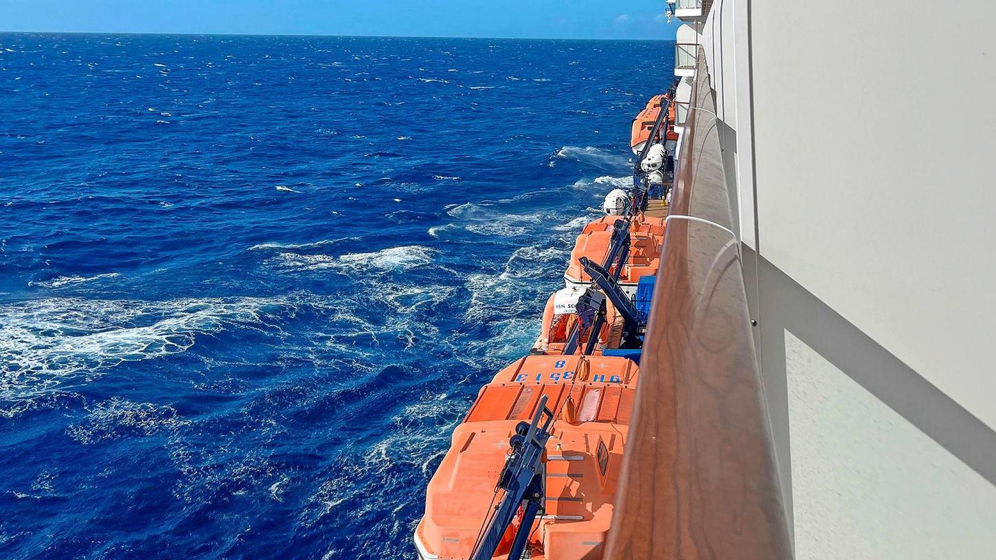 Ein Betrunkener sprang von einem Kreuzfahrtschiff in den Ozean und wurde seitdem nicht gefunden.