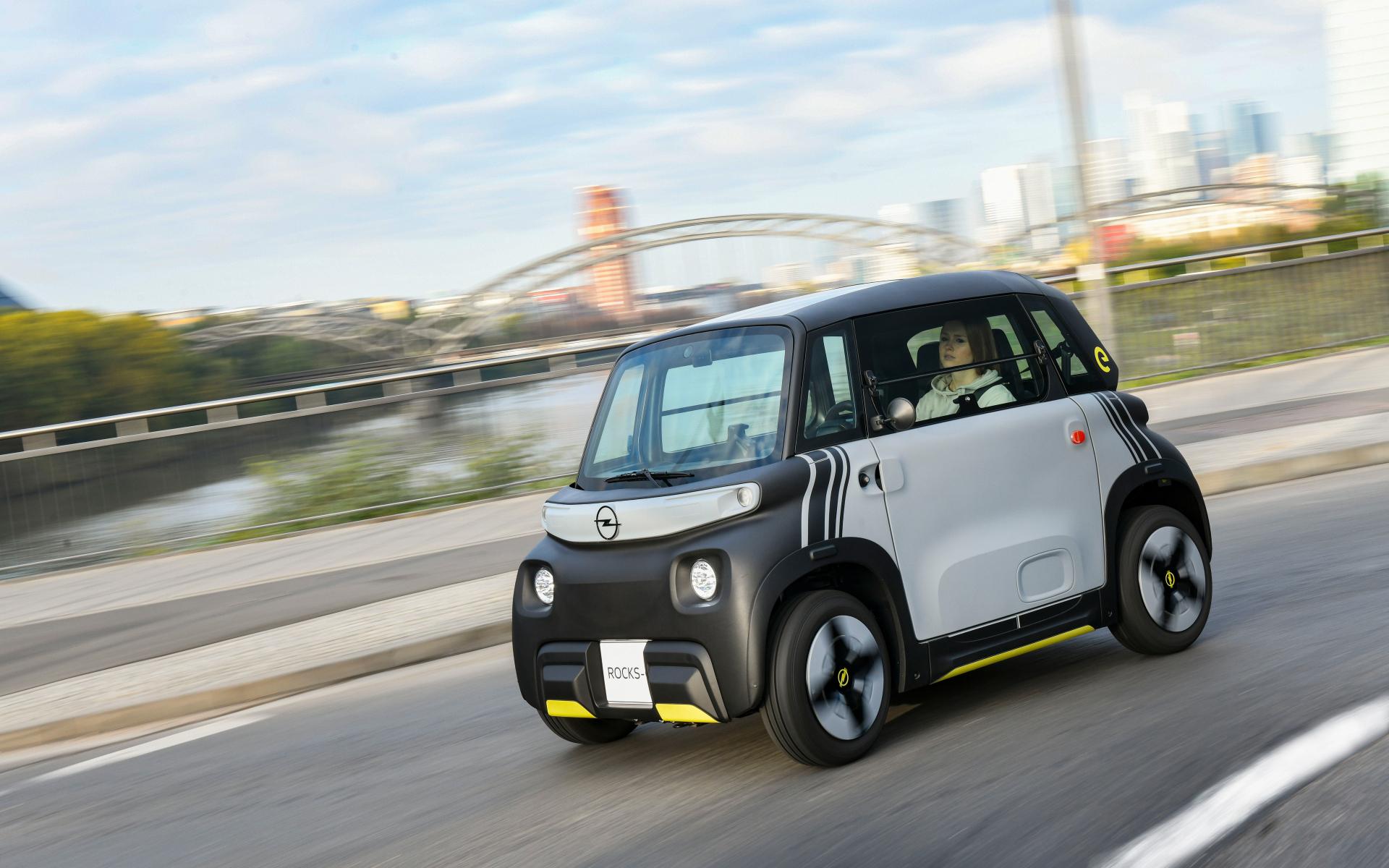 Der nur 45 km/h "schnelle" und 8 PS "starke" Opel Rocks Electric ist nach L6e spezifiziert. Damit kann er schon mit Führerscheinklasse AM und somit ab 15 Jahren gefahren werden.