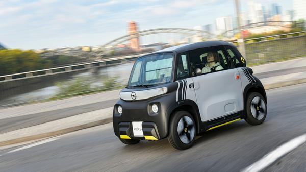 Der nur 45 km/h "schnelle" und 8 PS "starke" Opel Rocks Electric ist nach L6e spezifiziert. Damit kann er schon mit Führerscheinklasse AM und somit ab 15 Jahren gefahren werden.