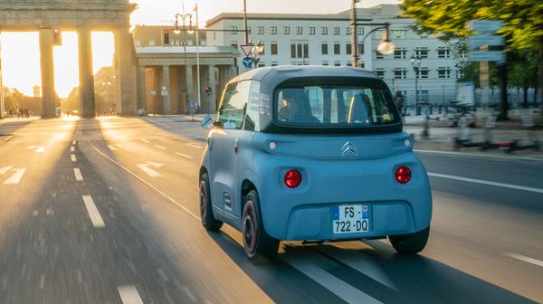 Als Dritter im Bunde der kleinen Stellantis-Kistchen auf Rädern kurvt der Citroën Ami herum. Derzeit gibt es ihn nicht in Deutschland zu kaufen. Das soll sich aber im Sommer 2024 ändern.