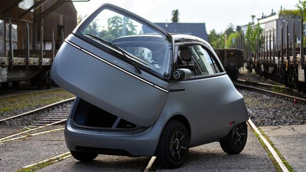 Der Microlino knüpft an die legendäre BMW Isetta an. Er schafft 90 km/h Spitze und leistet 17 PS.