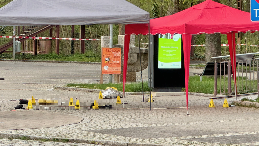 Die Spurensicherung und die Kriminalpolizei Ansbach haben vor Ort ihre Arbeit aufgenommen.