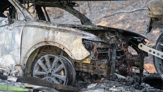 Meterhohe Flammen: Brennender Autotransporter sorgt für Großeinsatz auf A3