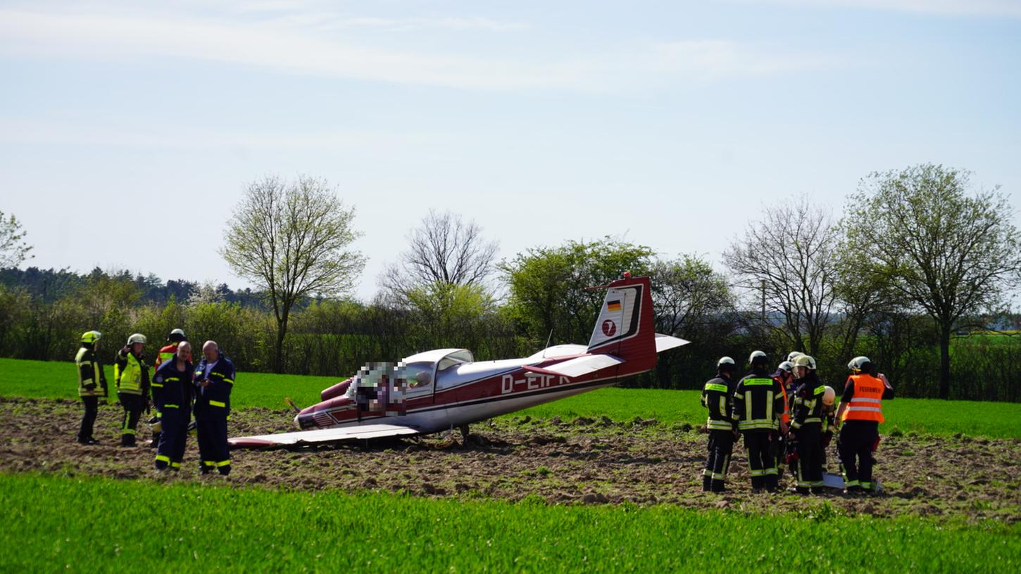 Rund einen Kilometer vom Herzogenauracher Flugplatz entfernt ist am Samstag ein Kleinflugzeug abgestürzt