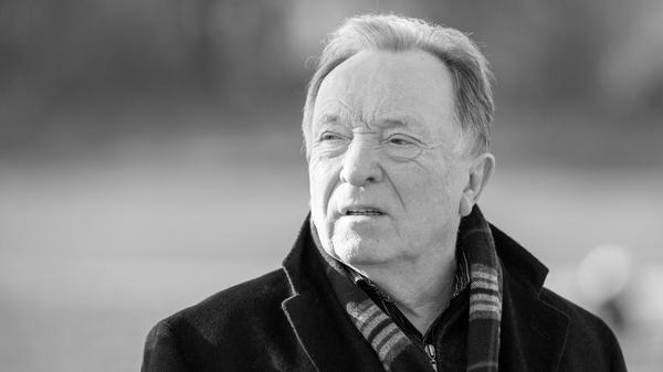 Der Schauspieler Peter Sodann starb im Alter von 87 Jahren in Halle an der Saale, wie seine Familie mitteilte. Bundesweit bekannt wurde Sodann vor allem als etwas grummeliger Hauptkommissar Bruno Ehrlicher im "Tatort", den er von 1992 bis 2007 spielte. Sodann stammte aus dem sächsischen Meißen, wo er am 1. Juni 1936 als Sohn eines Arbeiters geboren wurde. Nach einer Werkzeugmacherlehre und einem Ausflug ins Fach Jura studierte er an der Leipziger Theaterhochschule.