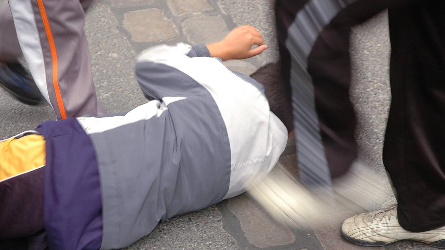 Zwei Täter schubsten den Jugendlichen und traten auf ihn ein, als er bereits am Boden lag. (Symbolbild)