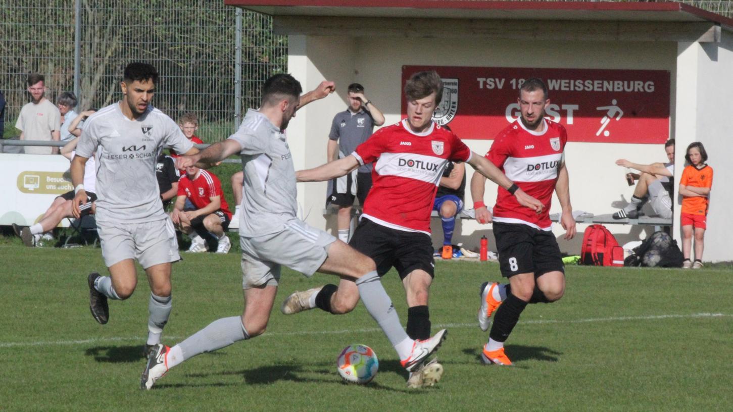 Tim Koszorus (hier beim Spiel gegen Unterreichenbach am Ball) erzielte beide Weißenburger Treffer beim Sieg in Baiersdorf.