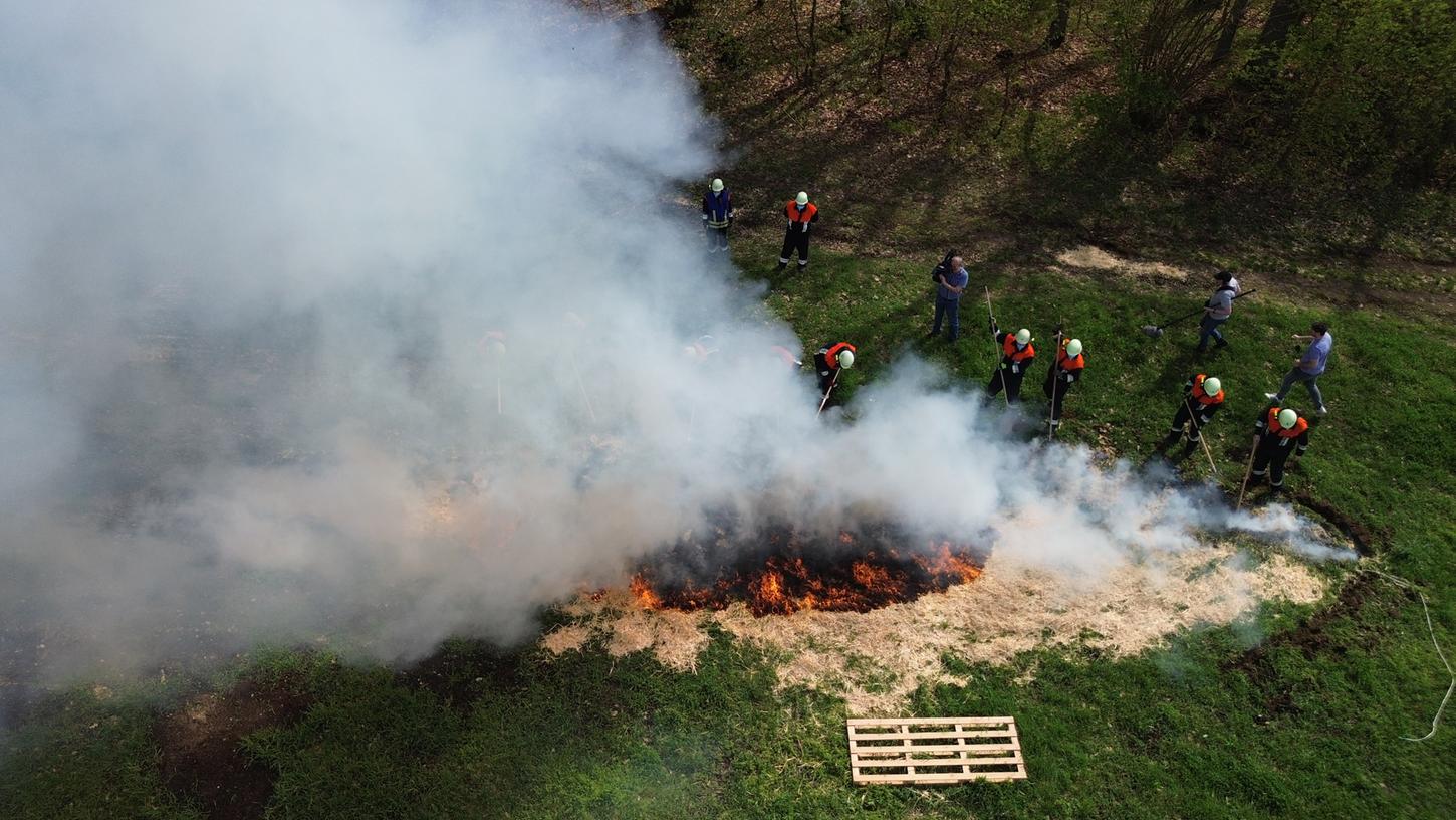 Die Feuerwehr Volkach bei einer Übung zur Bekämpfung von Waldbränden. 