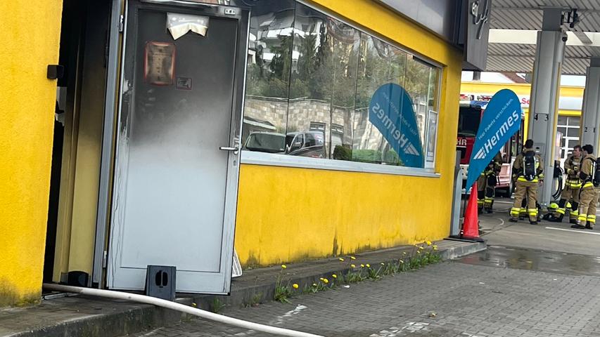 Verkaufsraum steht in Flammen: Tankstelle in Franken komplett ausgebrannt