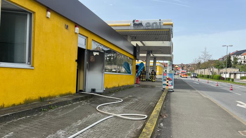 Verkaufsraum steht in Flammen: Tankstelle in Franken komplett ausgebrannt
