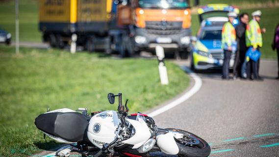 Tödliche Biker-Ausfahrt in Bayern: 26-Jähriger kommt ums Leben - 10.000 Euro Schaden