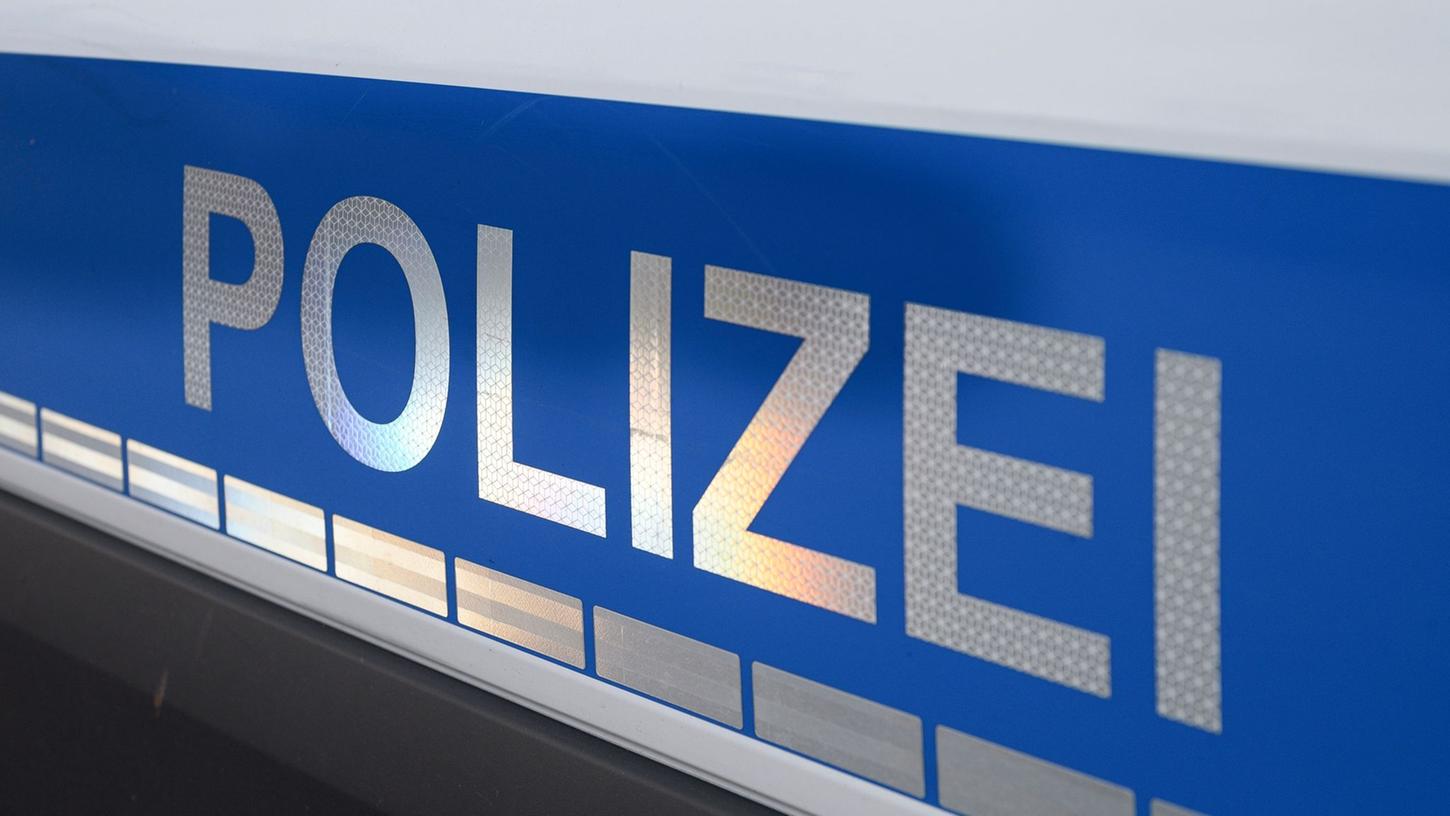 Die Polizei sucht Zeugen, die Angaben zu einem Verkehrsrowdy machen können. Die Polizei sucht Zeugen, die Angaben zu einem Verkehrsrowdy machen können.