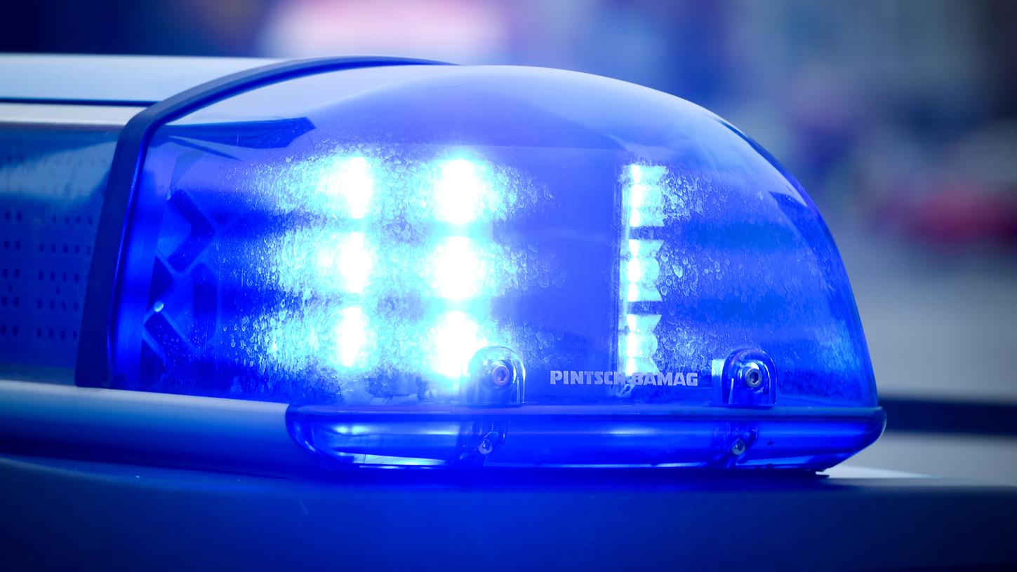Ein Mann warf in Höchstadt zuerst eine Flasche gegen ein Auto, dann zog er gegen einen Polizisten ein Skalpell.