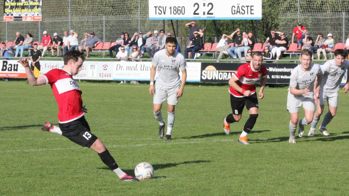 Schlüsselszene: Philipp Schwarz (links) setzte einen Foulelfmeter in der Schlussphase wuchtig an den Pfosten und es blieb beim 2:2 im Jura-Derby zwischen Weißenburg und Unterreichenbach. Schlüsselszene: Philipp Schwarz (links) setzte einen Foulelfmeter in der Schlussphase wuchtig an den Pfosten und es blieb beim 2:2 im Jura-Derby zwischen Weißenburg und Unterreichenbach.