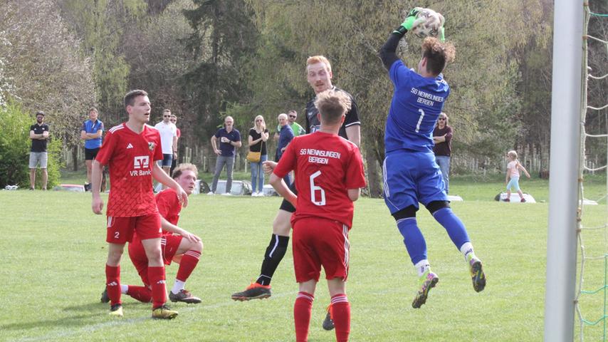 Sebastian Birk im Tor der SG Nennslingen/Bergen hielt nicht nur diesen Ball, sondern leitete sogar den zweiten Treffer der Gäste ein.