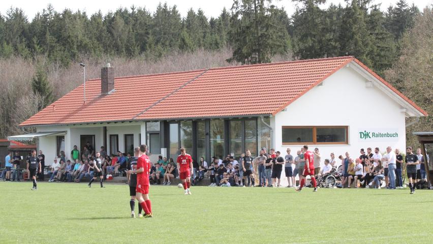 Knapp 200 Zuschauer kamen zum Sportgelände nach Raitenbuch, hier der Teil rund ums DJK-Sportheim.