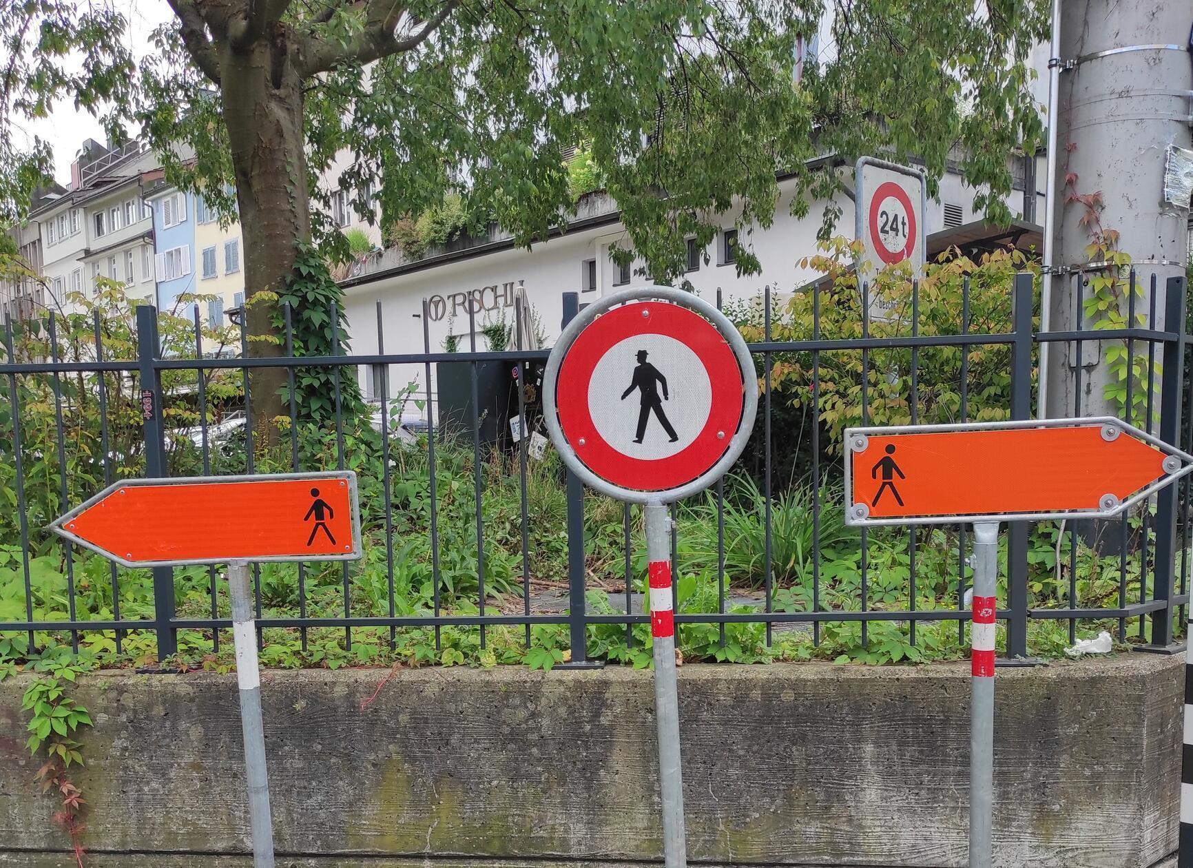 Ausnahmsweise ohne Text, trotzdem lustig: „Diese sehr nützlichen Hinweisschildern (wer will schon über Zäune klettern), wurden in der Schweiz in St. Gallen aufgenommen“, schreibt uns Leserin Maria Mayer aus Nürnberg.