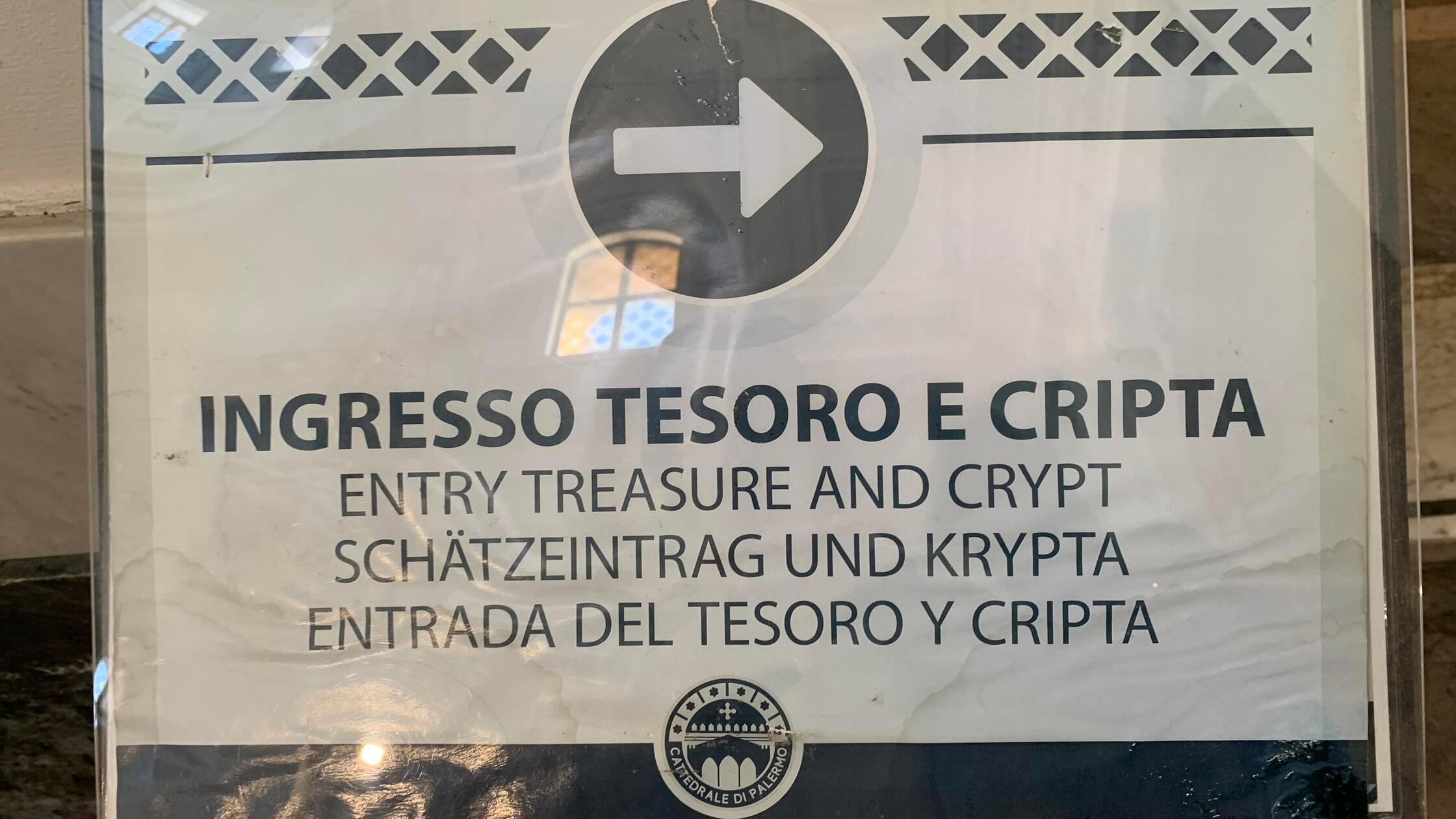 „In der Kathedrale von Palermo haben wir dieses Hinweisschild auf die Schatzkammer und Krypta entdeckt“. schreibt uns Leser Franz Eibach aus Lauf a.d. Pegnitz.