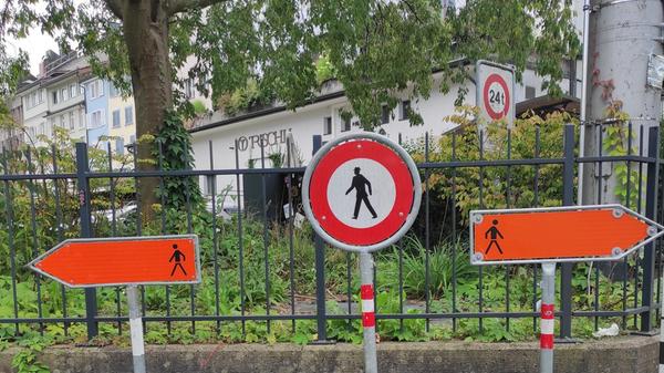 Ausnahmsweise ohne Text, trotzdem lustig: „Diese sehr nützlichen Hinweisschildern (wer will schon über Zäune klettern), wurden in der Schweiz in St. Gallen aufgenommen“, schreibt uns Leserin Maria Mayer aus Nürnberg.