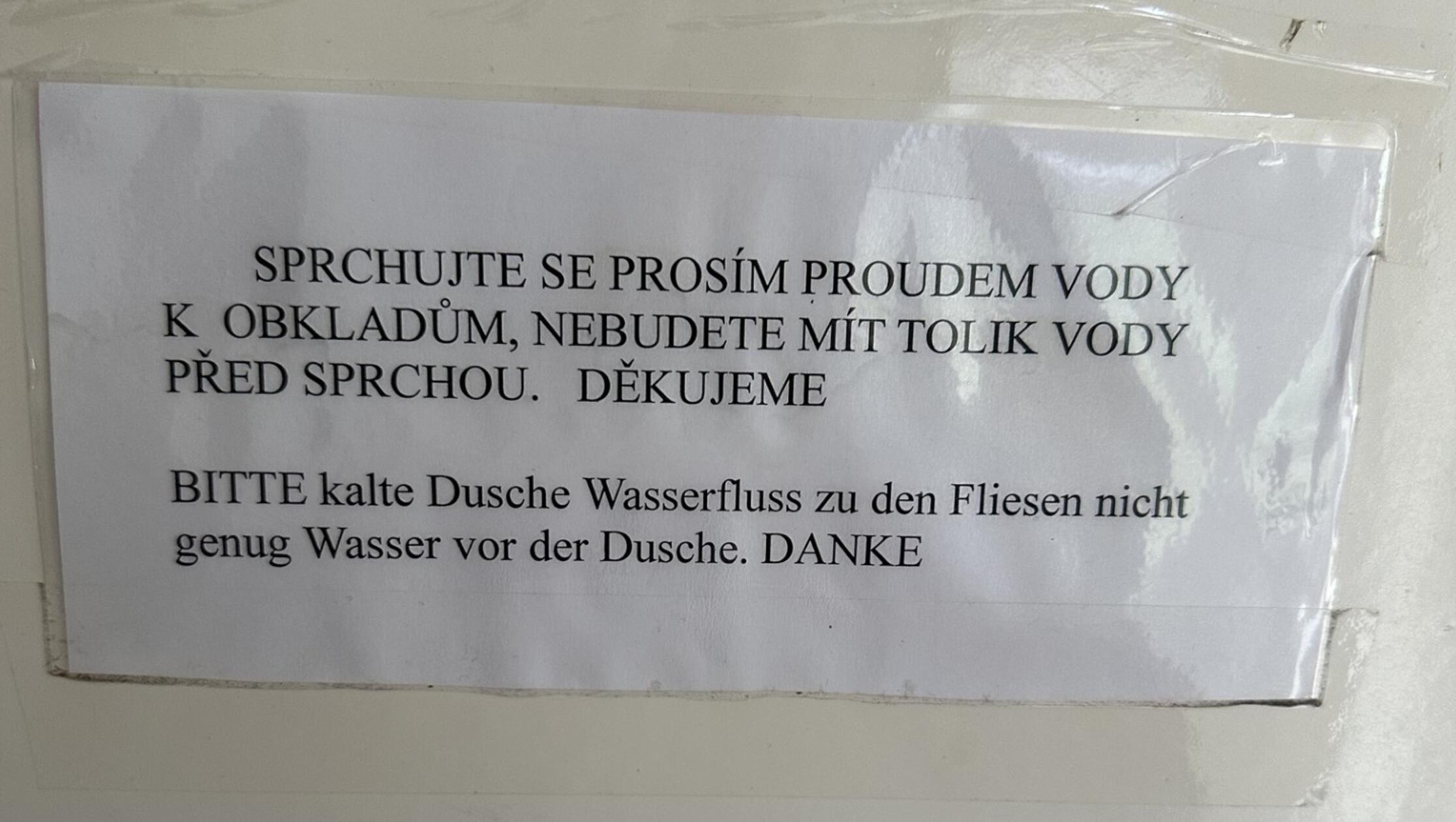 „Anbei eine Anleitung zum Duschen. Aufgenommen am Campingplatz in Tschechien. Wir konnten duschen, was der Betreiber uns für einen Ratschlag geben wollte war für uns nicht ersichtlich. Hauptsache wir sind sauber geworden :-)“, schreibt uns Leserin Ilona Walter per Mail