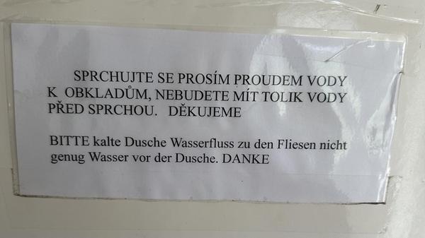 „Anbei eine Anleitung zum Duschen. Aufgenommen am Campingplatz in Tschechien. Wir konnten duschen, was der Betreiber uns für einen Ratschlag geben wollte war für uns nicht ersichtlich. Hauptsache wir sind sauber geworden :-)“, schreibt uns Leserin Ilona Walter per Mail