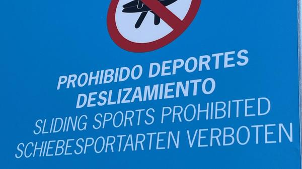 „Dieses Schild haben wir auf Teneriffa bei Los Gigantos entdeckt“, schreibt uns Leserin Astrid Natho.