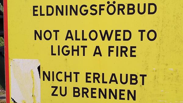 „Diese Hinweisschilder habe ich an einem Holzaussichtsturm mitten in einem Wald bei Arvika/Mittelschweden gefunden“, schreibt uns unser Leser Udo Brandt aus Schwaig.