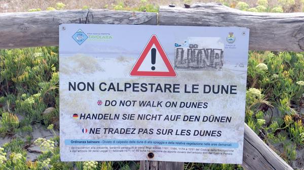 „Dieses Schild habe ich am Strand von San Teodoro auf Sardinien gesehen“, schreibt uns Leser Alfred Borstner aus Erlangen.