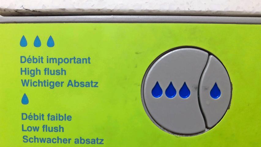 „Ich habe das entdeckt an den Spülknöpfen einer automatischen Toilette an der Strandpromenade von Fréjus, Côte d‘Azur, Frankreich“, schreibt uns Leser Siegfried Straßner aus Nürnberg.;