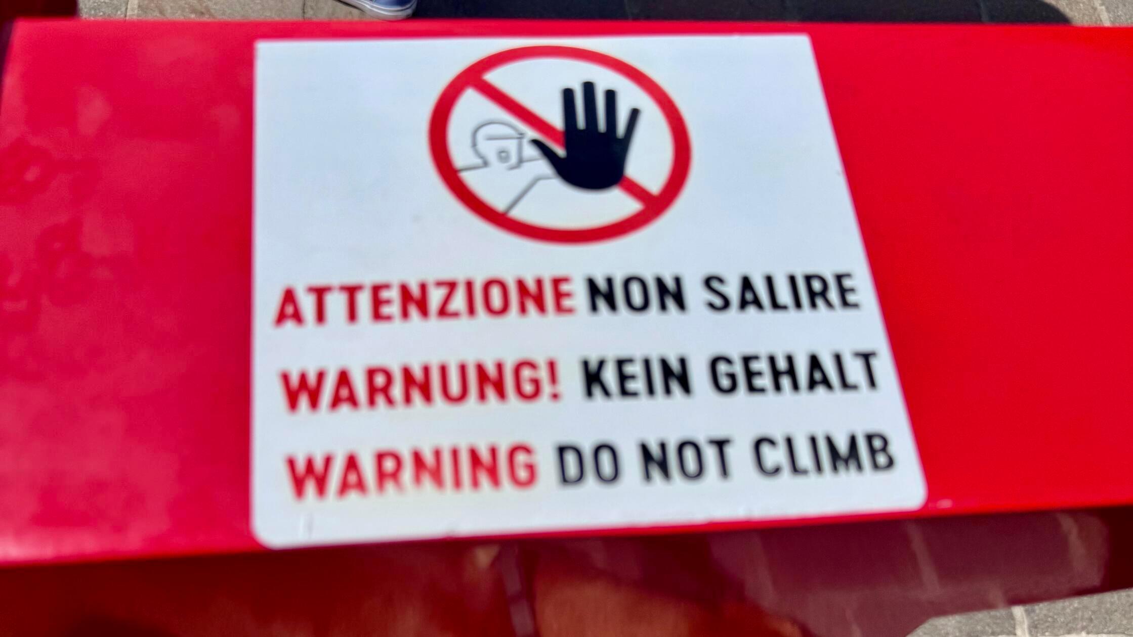 Aufgenommen in Limone am Gardasee von unserem Leser Stefan Kraus aus Lauf. Er schreibt: „Mit dem Hinweis sollten Passanten vom Klettern auf ein I Love Sirmione-Schild an der Uferpromenade abgehalten werden.“