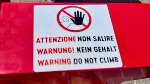 Aufgenommen in Limone am Gardasee von unserem Leser Stefan Kraus aus Lauf. Er schreibt: „Mit dem Hinweis sollten Passanten vom Klettern auf ein I Love Sirmione-Schild an der Uferpromenade abgehalten werden.“