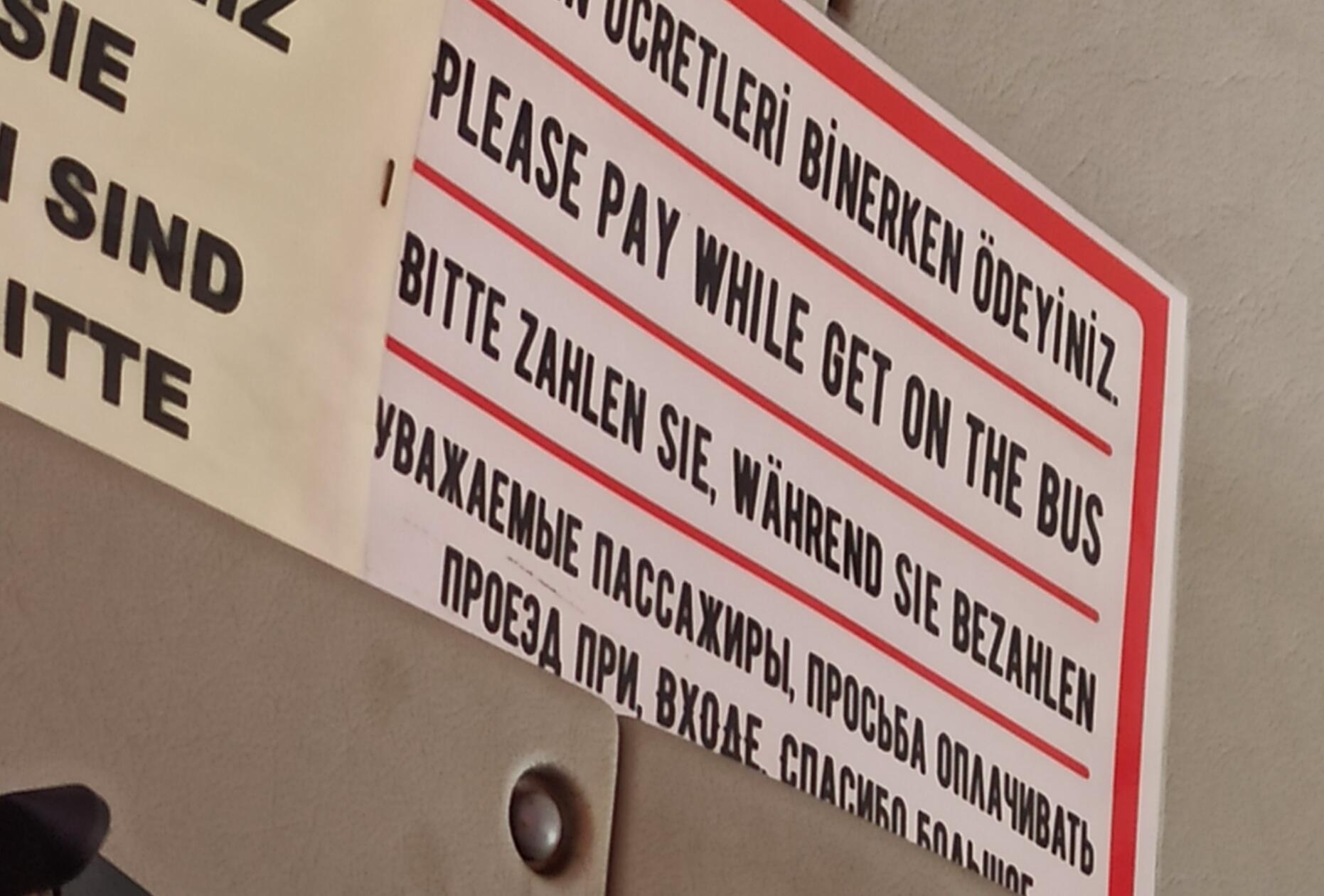 „Gesehen im einem Bus des ÖPNV in Side, Türkei“, schreibt uns Leserin Elena Yancheva aus Weißenburg i. Bay.